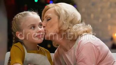 奶奶亲吻孙女的脸颊，在圣诞假期拜访亲戚